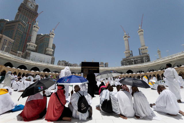 Umat Islam menghadap Ka'bah saat berlangsung peristiwa Rashdul Qiblah atau waktu matahari tepat di atas Ka'bah di Masjidil Haram, Makkah, Arab Saudi, Senin (27/5/2024). Foto: Sigid Kurniawan / ANTARA FOTO