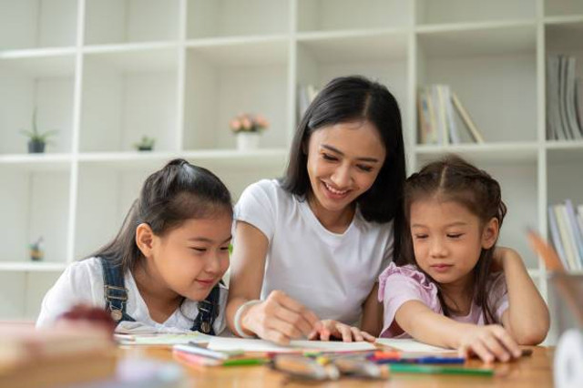 Ilustrasi orang tua mendidik anak. Foto:istockphoto-1591212302-612x612