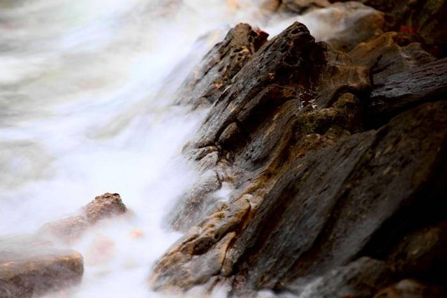 Pantai Sawarna (Foto hanya ilustrasi, bukan tempat sebenarnya) Sumber: unsplash.com/ Atik Sulianami