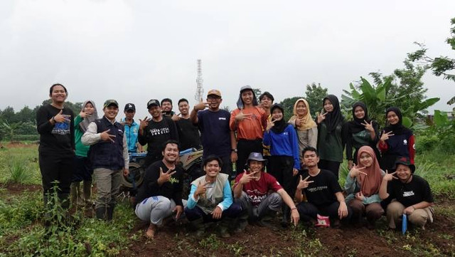Antusiasme Mahasiswa IPB University Ikuti ‘Bedah Kebun’ di Desa Bojong Jengkol