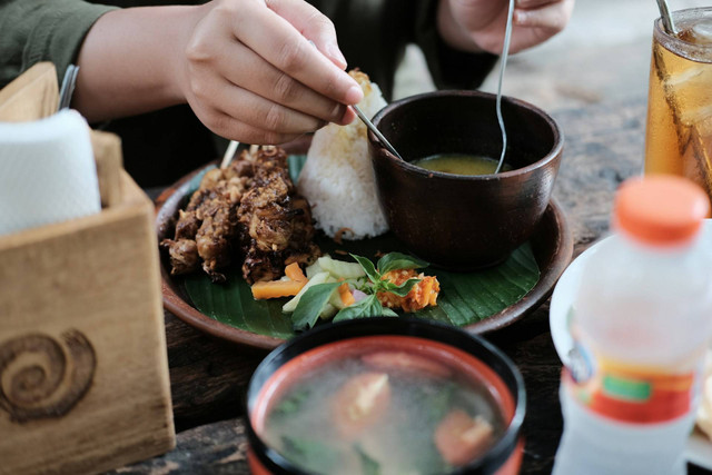 nasi bakar paling enak di Bandung. Foto hanya ilustrasi, bukan tempat sebenarnya. Sumber: Unsplash/arif ubayy