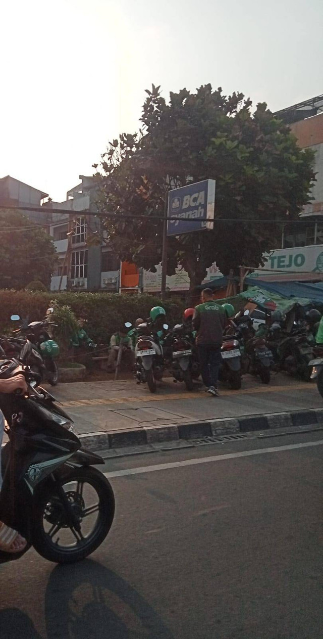 Pada gambar di atas, terlihat motor-motor yang diparkir di trotoar, menghalangi pejalan kaki. (Foto oleh Nadya Fauziah dari Depok-Jawa Barat, Indonesia)