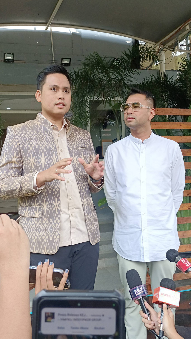 Bupati Kendal Dico Ganinduto dan Raffi Ahmad saat ditemui di kawasan Mampang, Jakarta Selatan, Selasa (28/5). Foto: Aprilandika Pratama/kumparan