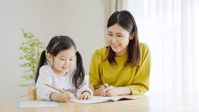 Ilustrasi ibu menemani anak belajar. Foto: Shutterstock