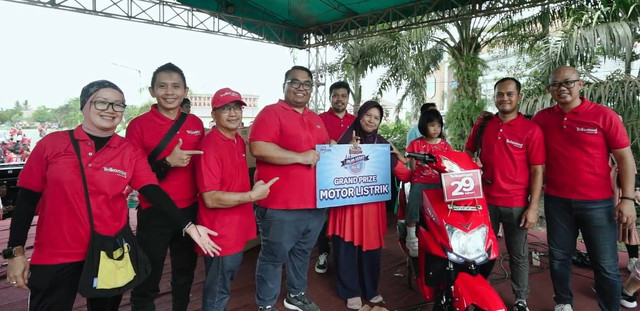 Rangkaian Halo Sambas Festival yang digelar Pemerintah Kabupaten Sambas, Jalan Sehat Bersama by.U Foto: Dok. Telkomsel