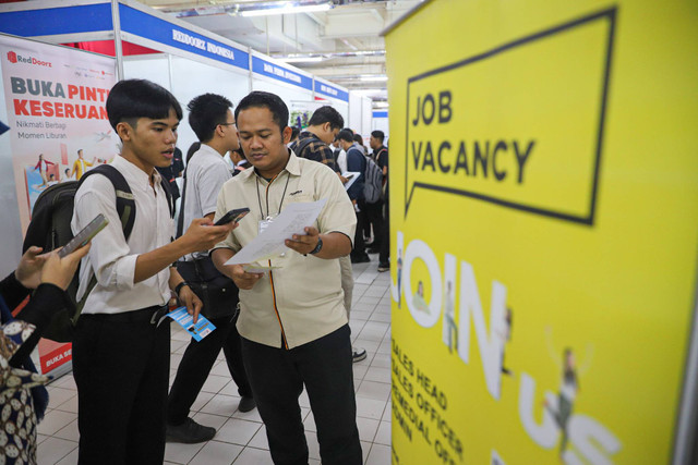 Para pencari kerja mengantre menunggu  masuk ke dalam acara Jakarta Job Fair di Thamrin City, Jakarta, Selasa (28/5/2024). Foto: Iqbal Firdaus/kumparan