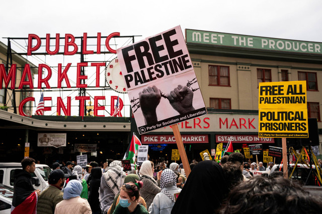 Demonstran pro-Palestina berjalan melalui pusat kota saat mereka mengambil bagian dalam acara "Pawai Nakba 76", selama konflik yang sedang berlangsung antara Israel dan kelompok Islam Palestina Hamas, di Seattle, Washington, AS 27 Mei 2024. Foto: Reuters/David Ryder