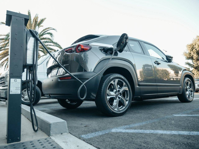 Ilustrasi komponen mobil listrik. Foto: Pexels