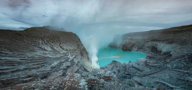 Harga Tiket Masuk Kawah Ijen 2024. Foto hanya ilustrasi bukan tempat sebenarnya. Sumber foto: Unsplash.com/Zongnan Bao