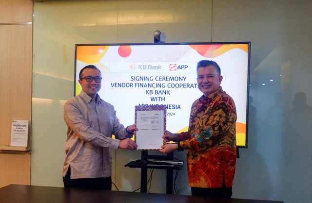 KB Bank dan PT APP Purinusa Ekapersada (APP Indonesia), menandatangani perjanjian kerja sama untuk pembiayaan vendor (vendor financing), pada Senin (27/5), di Sinarmas Land Plaza, Tower 2, Jakarta Pusat. Foto: KB Bank