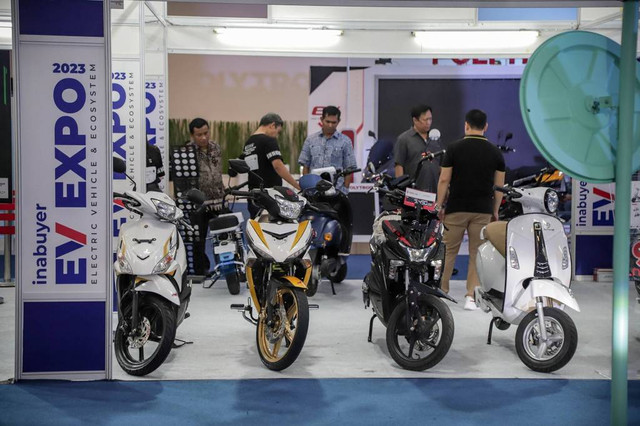 Pengunjung melihat-lihat motor listrik di Pameran Motor Listrik & Ekosistem Inabuyer EV Expo 2023 di Gedung Smesco, Jakarta, Rabu (29/11/2023). Foto: Jamal Ramadhan/kumparan