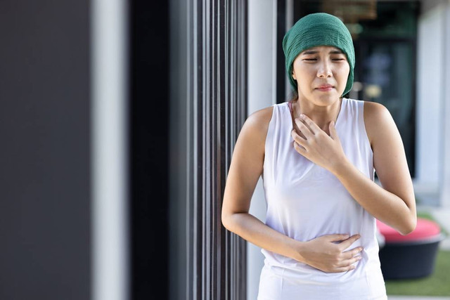 Pasien kanker wanita yang menderita mual dan muntah,  efek samping negatif akibat kemoterapi atau terapi radiasi pengobatan kanker payudara merupakan salah satu efek deterministik radiasi pengion (sumber: shutterstock)