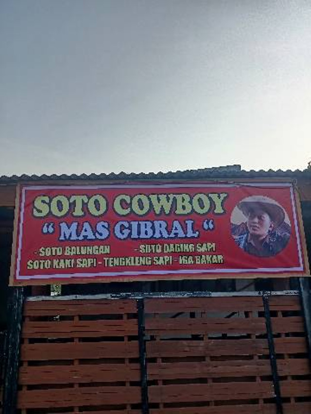 Warung Makan Soto Cowboy Mas Gibral Giriwoyo di Kecamatan Giriwoyo, Wonogiri. Usaha saya dengan Ayahanda tercinta yang sedang mencoba Merintis Usaha di bidang kuliner. (Sumber: Dokumentasi Pribadi)