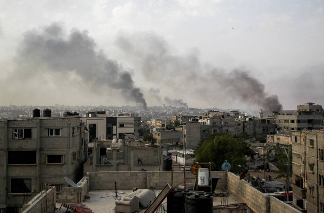 Asap mengepul setelah serangan Israel selama operasi militer Israel di Rafah, di Jalur Gaza selatan (28/5/2024). Foto: Hatem Khaled/REUTERS