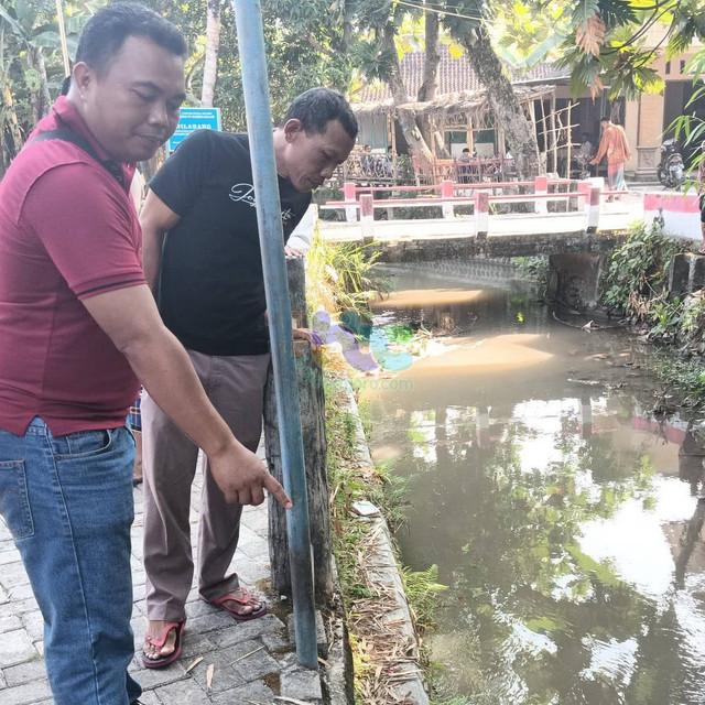 Petugas saat lakukan olah TKP di lokasi meninggalnya Sucipto (60) warga Desa Mojoranu, Kecamatan Dander, Kabupaten Bojonegoro. Selasa (28/05/2024) (Aset: Istimewa)