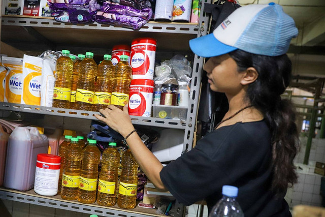 Pedagang menata produk Minyakita di Pasar Santa, Jakarta, Selasa (28/5/2024). Foto: Iqbal Firdaus/kumparan