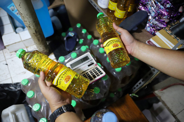 Pedagang menata produk Minyakita di Pasar Santa, Jakarta, Selasa (28/5/2024). Foto: Iqbal Firdaus/kumparan