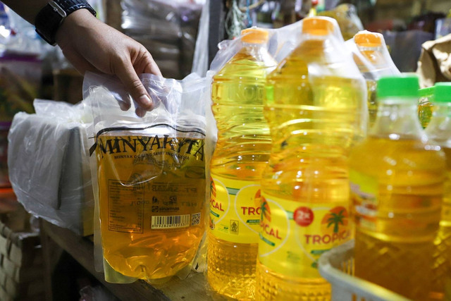 Pedagang menata produk Minyakita di Pasar Santa, Jakarta, Selasa (28/5/2024). Foto: Iqbal Firdaus/kumparan