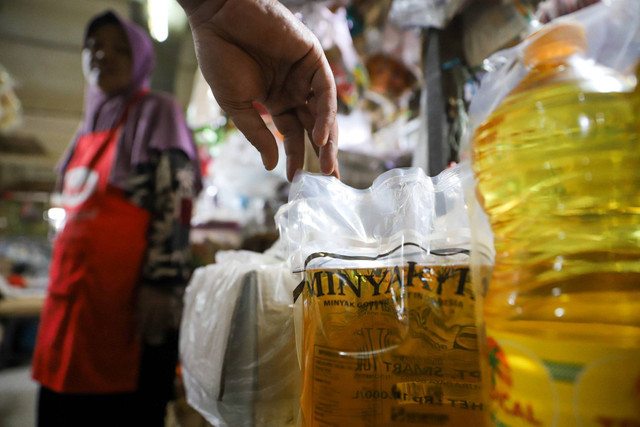 Pedagang menata produk Minyakita di Pasar Santa, Jakarta, Selasa (28/5/2024). Foto: Iqbal Firdaus/kumparan