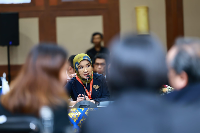 Direktur Utama Pertamina, Nicke Widyawati menyampaikan dua Outcome-Based Strategies untuk mendukung penerapan ASEAN Plan of Action for Energy Cooperation (APAEC) Post-2025 Development pada sesi Leadership Forum di ASCOPE 8th Mid-Year Meeting 2024 di Bali. Foto: Dok. Pertamina