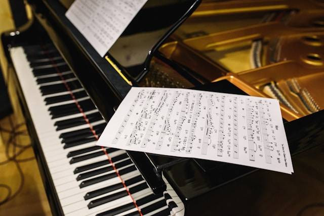 Ilustrasi cara membaca piano sheet. Foto: Maksym K/Unsplash