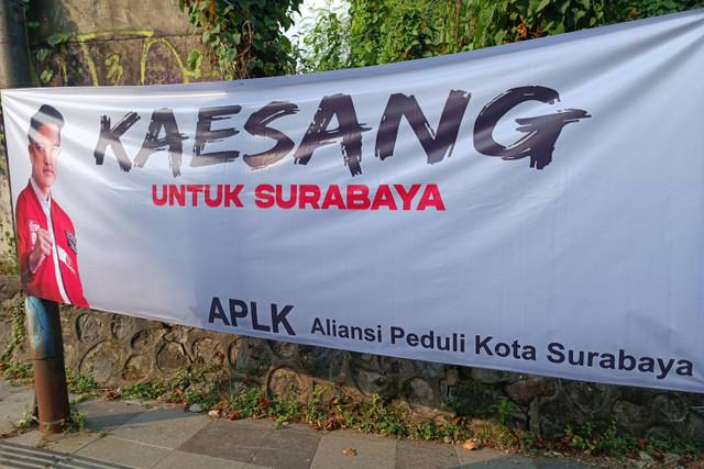 Baliho yang menampilkan foto Ketua Umum PSI, Kaesang Pangarep dengan tulisan 'Kaesang Untuk Surabaya' terpasang di Jalan Mayjend Sungkono, Surabaya, Selasa (28/5/2024). Foto: Farusma Okta Verdian/kumparan