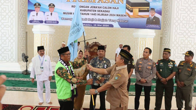 Wabup Subandrio melepas keberangkatan jemaah haji Kabupaten Sekadau. Foto: Dok. Istimewa