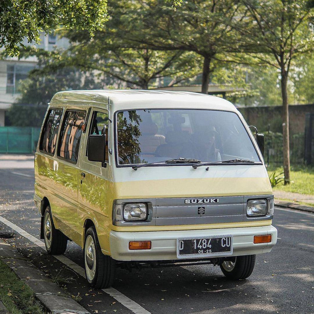 Suzuki Carry ST100 (Grand Extra) 1000 cc tahun 1994 milik Konten Kreator Tajwid Rizky Sabroni yang dikustom menjadi mobil dengan tampilan kalcer. Foto: Instagram/@rizkysabroni