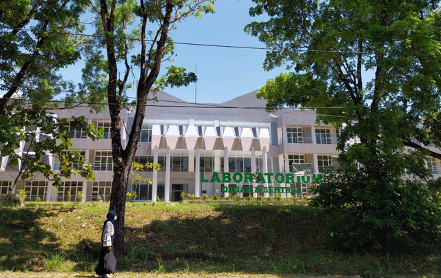 Laboratorium Sentral Universitas Andalas terdapat beberapa Labor Riset dan Pendidikan, salah satunya Laboratorium Pendidikan Fisika yang siap menerima kunjungan dari sekolah-sekolah atau universitas lain untuk kegiatan praktikum. (Foto Pribadi)