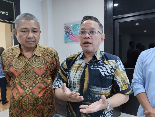 Foto: Kepala Dinas Perhubungan Kepulauan Riau, Junaidi dan Direktur BP Batam Dendi Gustinandar di Kantor KPPU, Jakarta, Selasa (28/5/2024). Foto: Widya Islamiati/kumparan