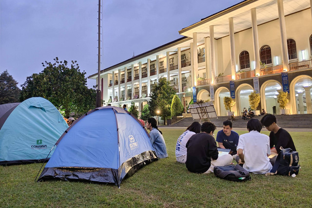 Sejumlah mahasiswa Universitas Gadjah Mada (UGM) camping atau berkemah di halaman Balairung UGM, Yogyakarta, Selasa (28/5/2024). Foto: Arfiansyah Panji Purnandaru/kumparan