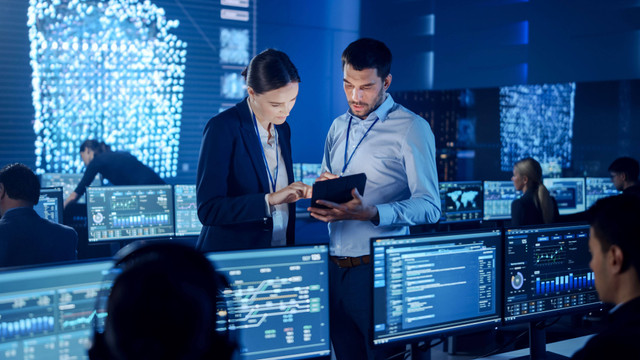 Project Manager dan Data Scientist sedang berdiskusi menggunakan komputer tablet. (sumber: shutterstock)