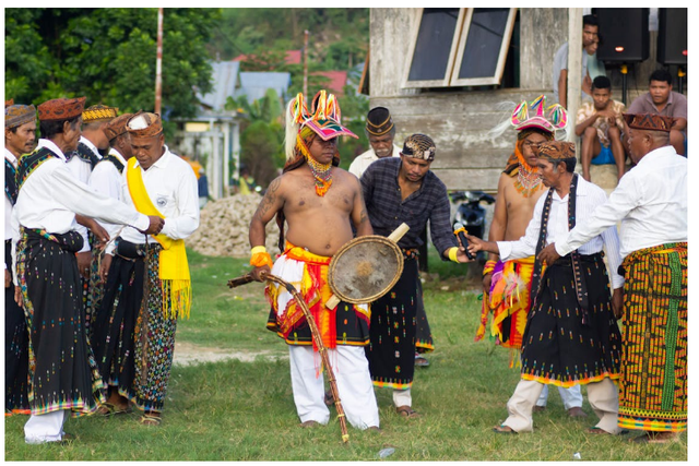 Foto Hanya Sekedar Ilustrasi: Tradisi Gotong Royong di Papua. Sumber: Sony Feo/Pexels.com