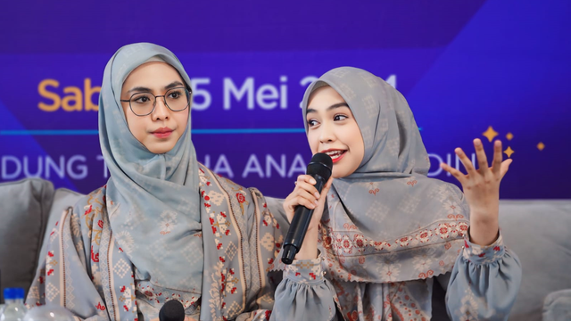 Ria Ricis dan Oki Setiana Dewi di acara Launching TK Maha Anak Usia Dini Islamic School. Foto: Istimewa