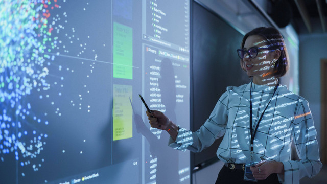 Seorang pengajar memberikan penjelasan mengenai data science. (sumber: shutterstock)