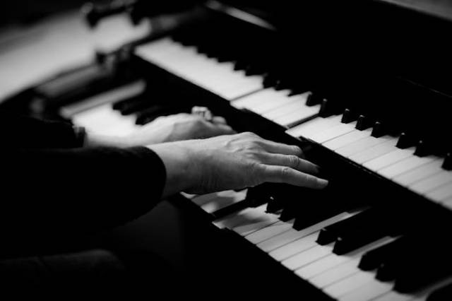 Ilustrasi cara setting piano keyboard, sumber foto: Rene Asmussen by pexels.com