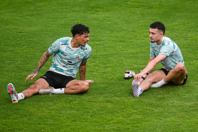 Pemain Timnas Indonesia Shayne Pattynama (kiri) bersama Ivar Jenner (kanan) berlatih saat pemusatan latihan (TC) di Lapangan ABC Senayan, Jakarta, Selasa (28/5/2024). Foto: Rivan Awal Lingga/ANTARA FOTO