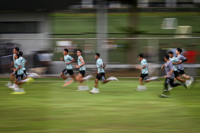 Sejumlah pemain Timnas Indonesia berlatih saat pemusatan latihan (TC) di Lapangan ABC Senayan, Jakarta, Selasa (28/5/2024). Foto: Rivan Awal Lingga/ANTARA FOTO