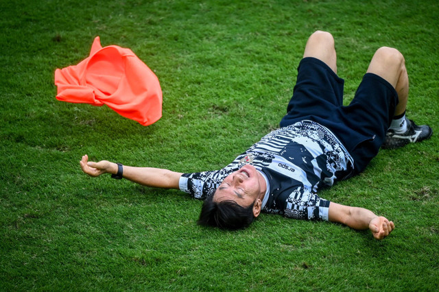 Pelatih Timnas Indonesia Shin Tae-yong memimpin latihan saat pemusatan latihan (TC) di Lapangan ABC Senayan, Jakarta, Selasa (28/5/2024). Foto: Rivan Awal Lingga/ANTARA FOTO