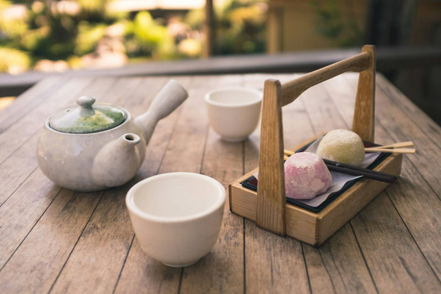 Ilustrasi Alat-alat Upacara Minum Teh di Jepang. Sumber: Unsplash.com/Chris Lawton