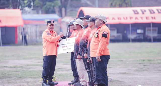 Bupati Jember Hendy Siswanto memimpin apel siap siaga bencana di Lapangan Kecamatan Puger, Selasa (28/5/2024). Foto: Dok. Istimewa