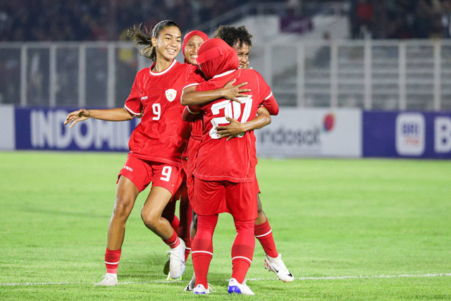 Timnas Wanita Indonesia melawan Singapura di Stadion Madya, GBK, Jakarta, Selasa (28/5/2024). Foto: Iqbal Firdaus/kumparan