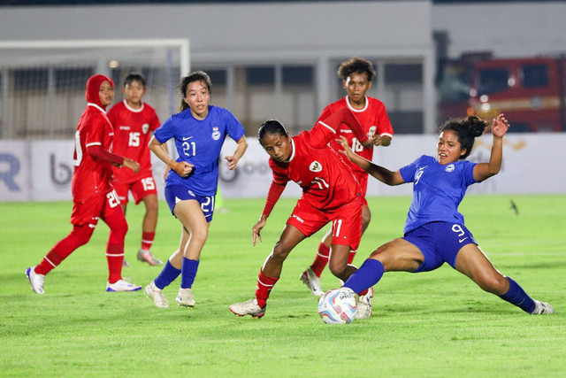 Timnas Wanita Indonesia melawan Singapura di Stadion Madya, GBK, Jakarta, Selasa (28/5/2024). Foto: Iqbal Firdaus/kumparan