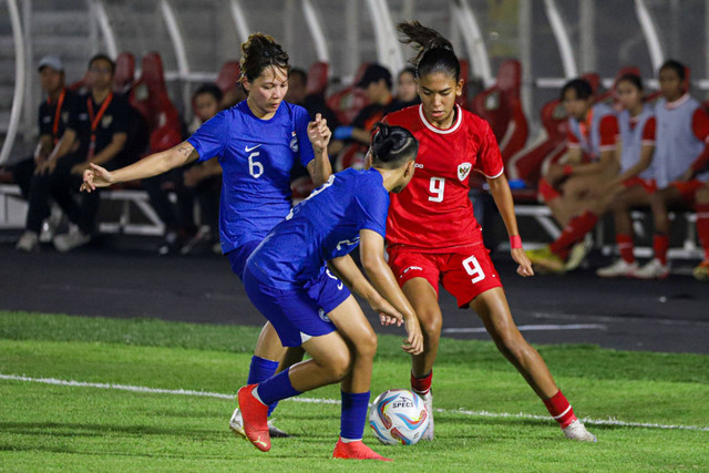 Timnas Wanita Indonesia melawan Singapura di Stadion Madya, GBK, Jakarta, Selasa (28/5/2024). Foto: Iqbal Firdaus/kumparan