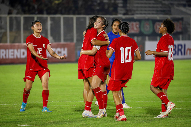 Timnas Wanita Indonesia melawan Singapura di Stadion Madya, GBK, Jakarta, Selasa (28/5/2024). Foto: Iqbal Firdaus/kumparan