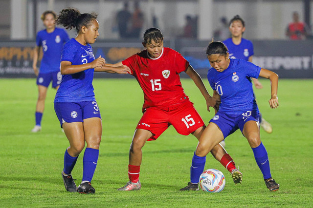 Timnas Wanita Indonesia melawan Singapura di Stadion Madya, GBK, Jakarta, Selasa (28/5/2024). Foto: Iqbal Firdaus/kumparan