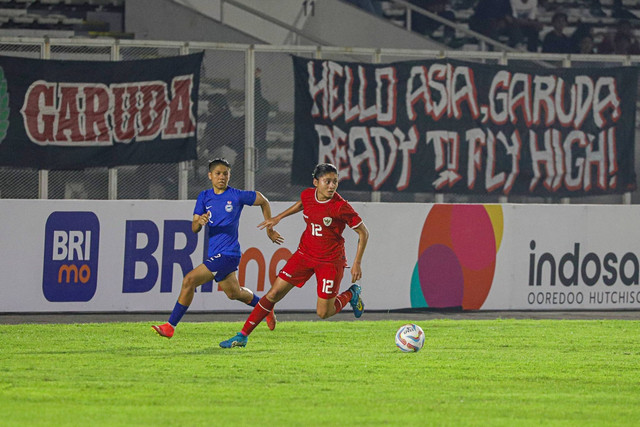 Timnas Wanita Indonesia melawan Singapura di Stadion Madya, GBK, Jakarta, Selasa (28/5/2024). Foto: Iqbal Firdaus/kumparan