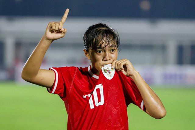 Selebrasi Reva Octaviani saat Timnas Wanita Indonesia mengalahkan Singapura di Stadion Madya, GBK, Jakarta, Selasa (28/5/2024). Foto: Iqbal Firdaus/kumparan