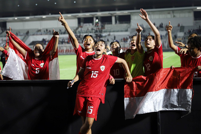 Timnas Wanita Indonesia melawan Singapura di Stadion Madya, GBK, Jakarta, Selasa (28/5/2024). Foto: Iqbal Firdaus/kumparan