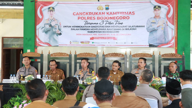 Kapolres Bojonegoro AKBP Mario Prahatinto saat beri sambutan dalam acara Cangkrukan Kamtibmas di Desa Sidodadi, Kecamatan Sukosewu, Kabupaten Bojonegoro. Selasa (28/05/2024). (Aset: Istimewa)